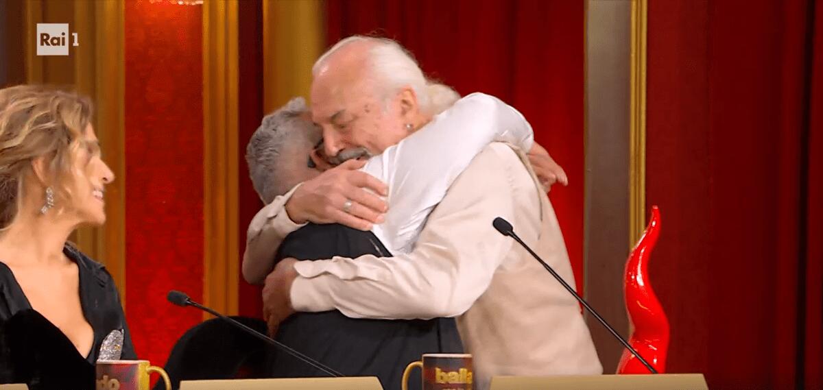 Eugenio Finardi si commuove a Ballando, l'abbraccio con Mariotto: "Per me ha vinto" - 