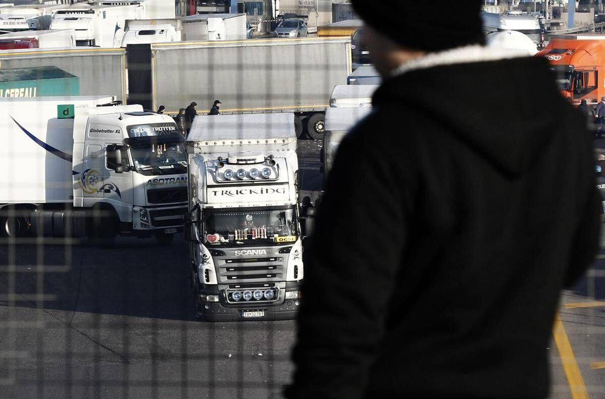 Caro carburanti, continua la protesta dei tir: stop e rallentamenti su A1 e A30 - 