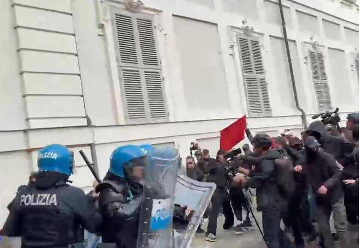 Torino, tensioni e scontri al corteo: lancio di oggetti e cariche della polizia - 