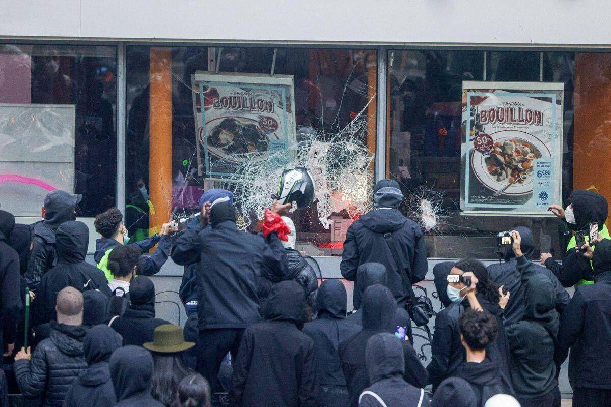 Francia, nuovi scontri e saccheggi a Parigi. L'allarme: "Non abbiamo risorse per fermarli" - 