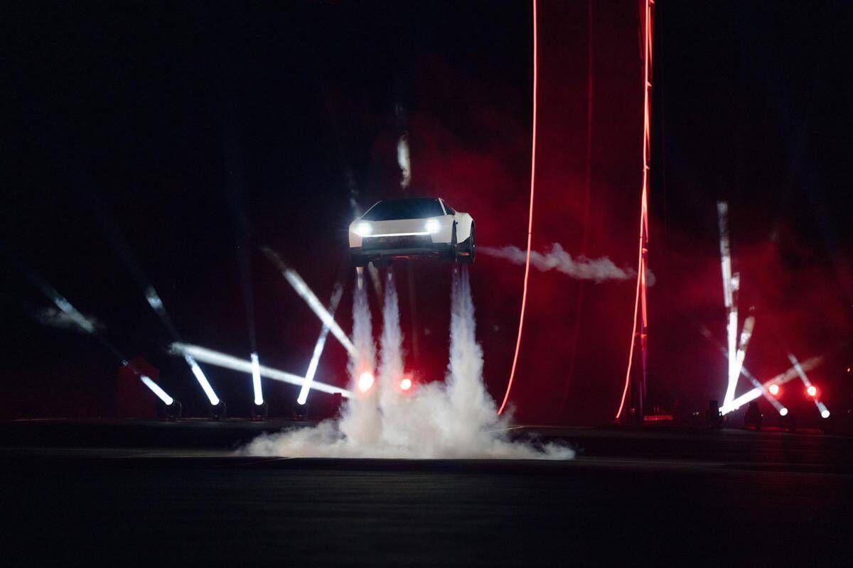 Tesla svela la Roadster, l'auto sportiva capace di volare: in produzione dal 2028 - Video - 