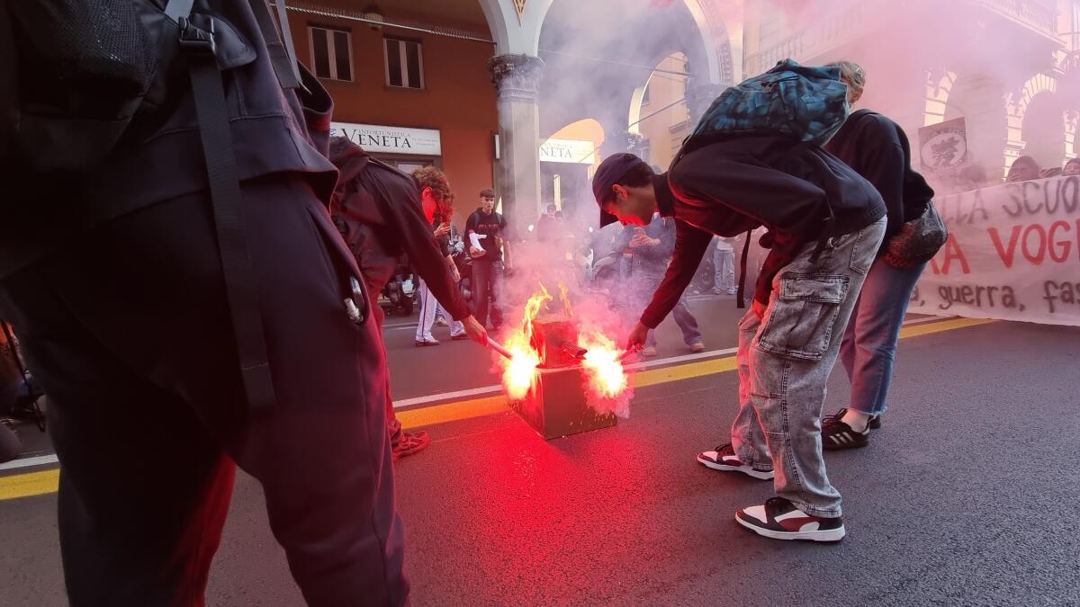 Cortei: il 58% dei giovani approva le misure del governo contro i violenti, sondaggio Skuola.net - 