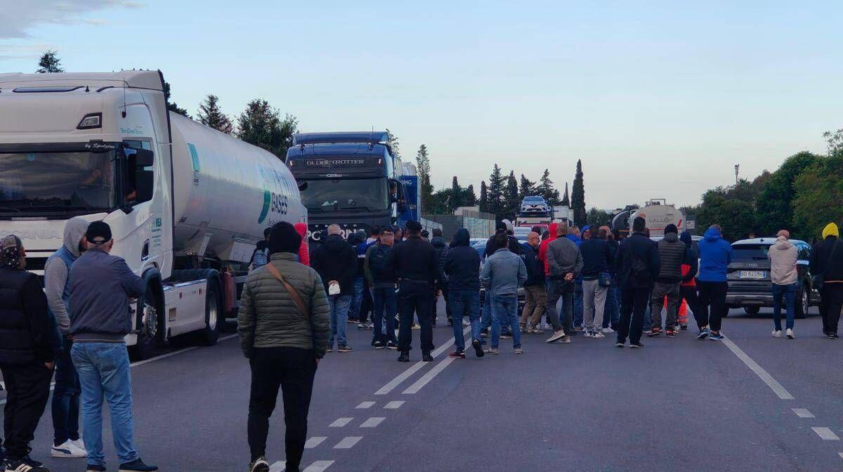 Ex Ilva, a Taranto prosegue mobilitazione operai in protesta: nuovi blocchi e disagi su statale 106 - 