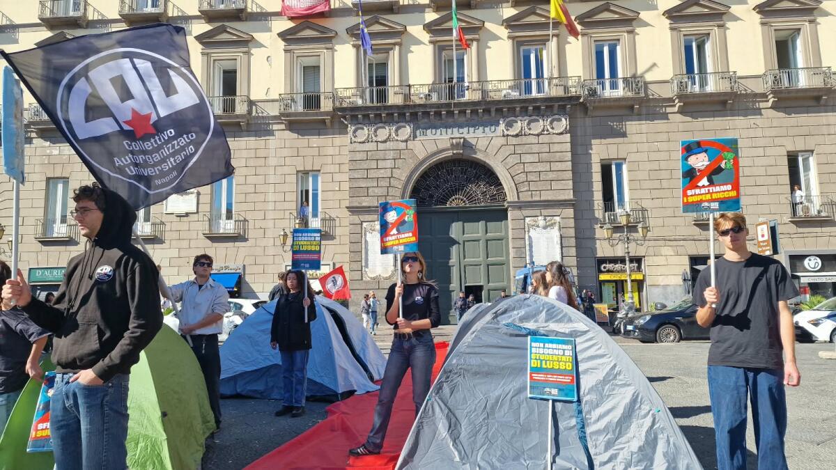 Napoli, studenti in tenda davanti al Municipio: simbolico avviso di sfratto al sindaco per il caro affitti - 