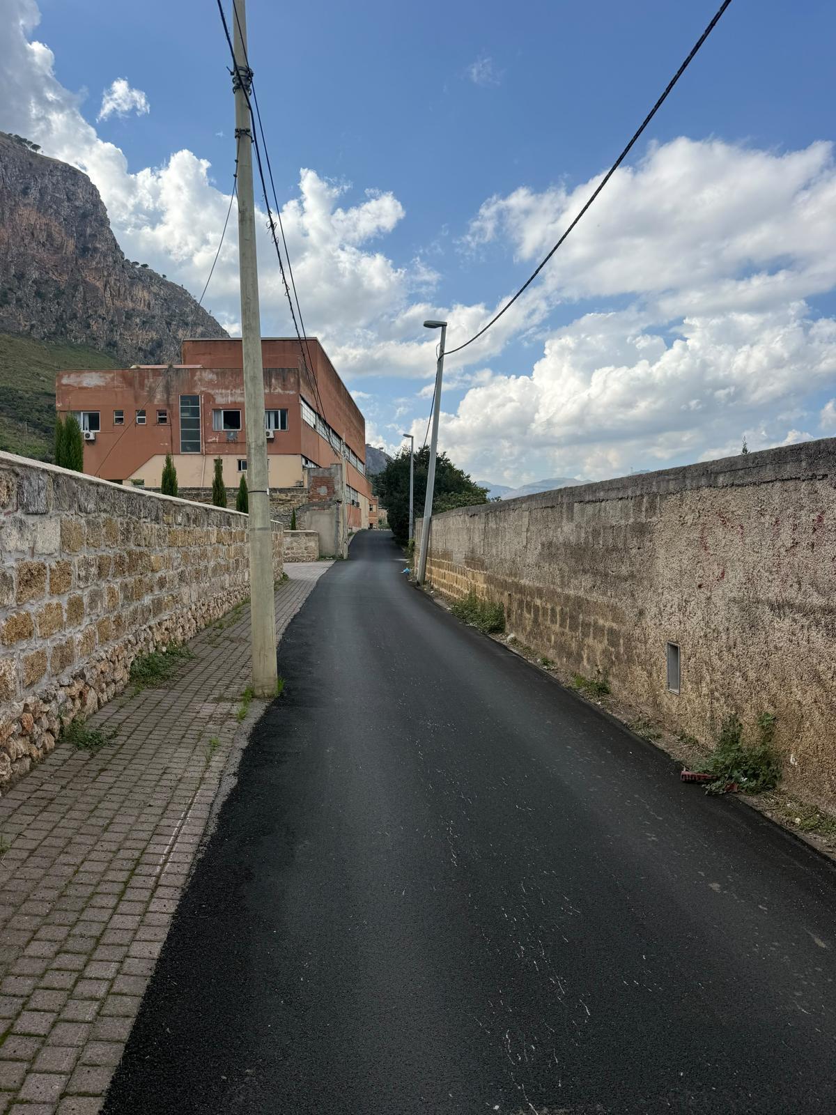 Completati i lavori in via Falsomiele: proseguono gli interventi di manutenzione stradale in città - 
