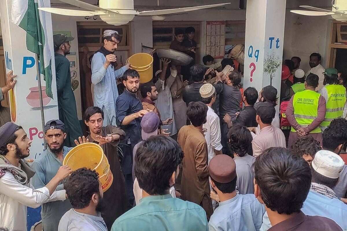 Pakistan, crolla il tetto di una scuola a Peshawar: 28 morti e 30 feriti - 