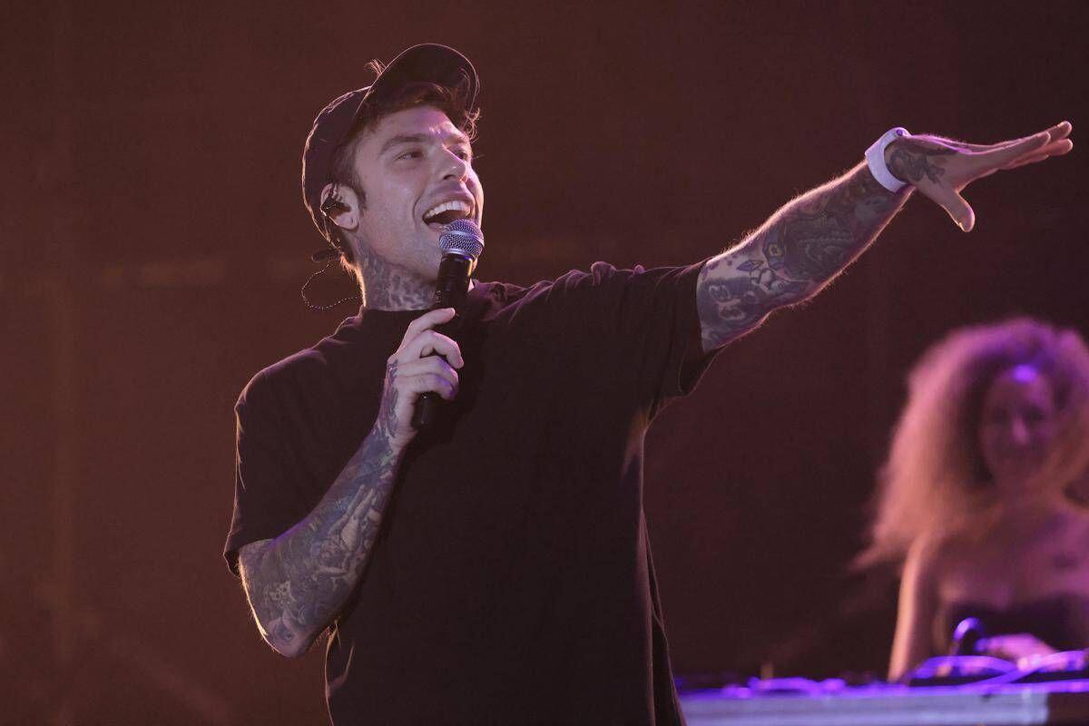 Milano, cameriere fa una foto a Fedez in discoteca e viene aggredito dai buttafuori: indagini in corso - 
