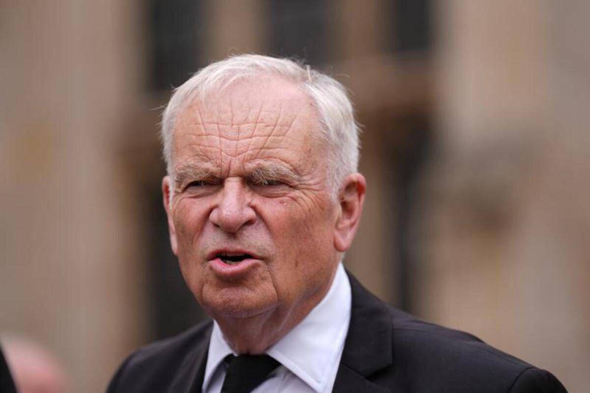 Addio a Jeffrey Archer, lo scrittore britannico da oltre 300 milioni di copie: aveva 86 anni, la sua vita tra politica e scandali - 