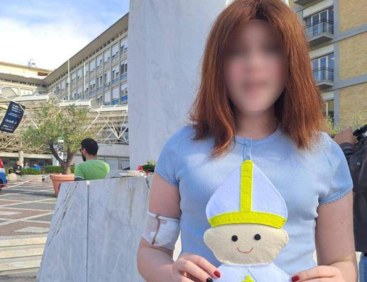 Papa, la 13enne Varvara gli dona un Pontefice di pannolenci in miniatura: "Lo proteggerà dalla malattia" - 