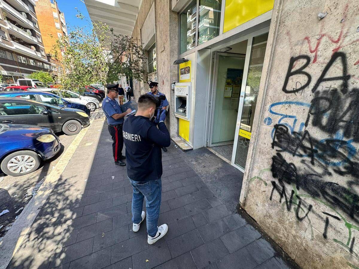 Roma, buco nel muro e maschere di Halloween: rapina da 100mila euro alle Poste della Garbatella - 
