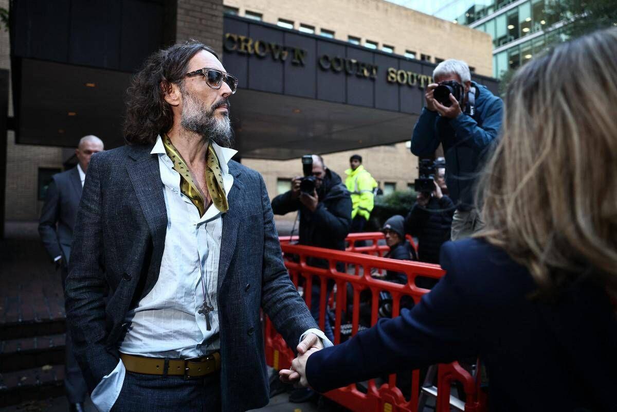 Processo a Russell Brand, la terza accusatrice in aula: "Ho chiuso gli occhi e ho cercato di non essere lì" - 