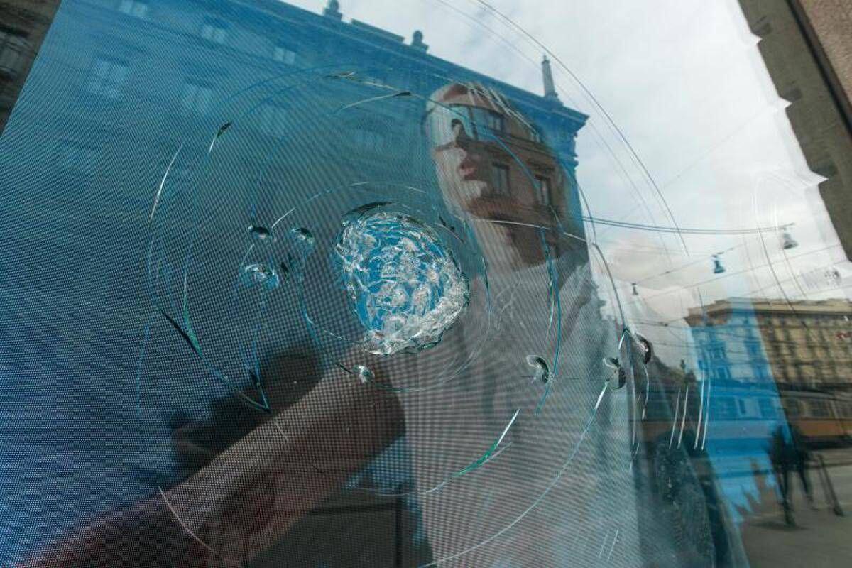 Guerriglia a Milano, parlano i negozianti: "Abbiamo paura che ci riconoscano e vengano a cercarci" - 