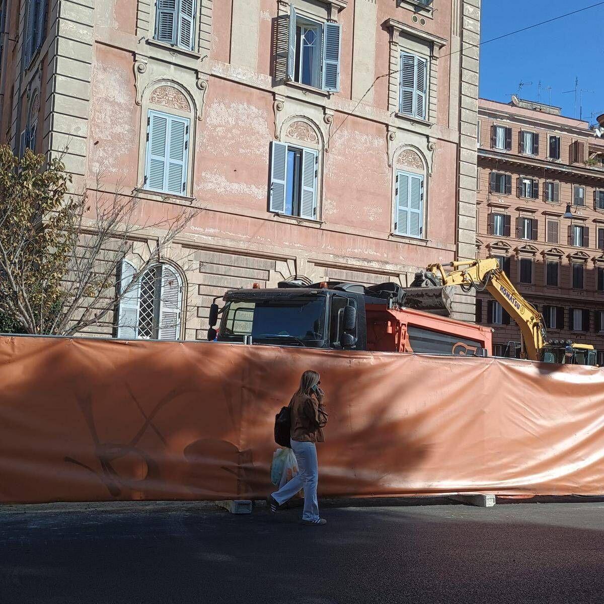 Parcheggio piazza Capponi, residenti: "Ennesimo scavo inutile e i nostri palazzi tremano" - 
