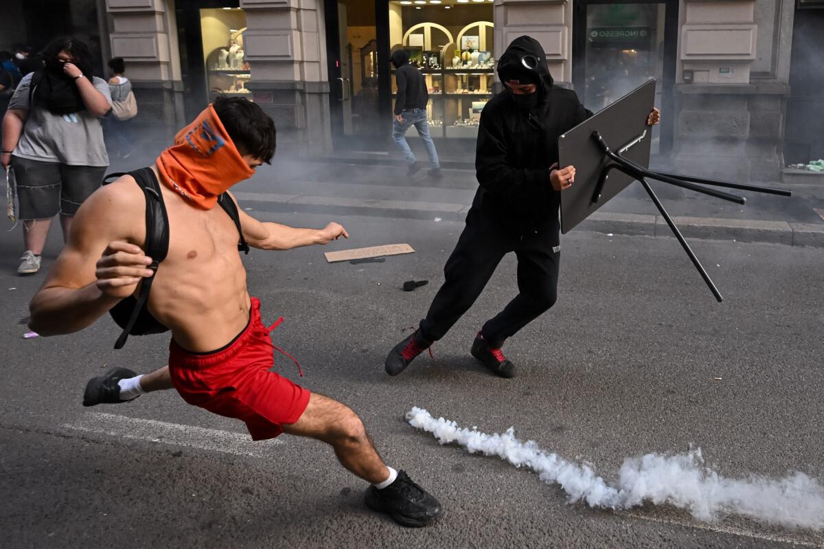 Scontri a Milano: Sala denuncia carenza di agenti e parla di 'fenomeno esplosivo' - 