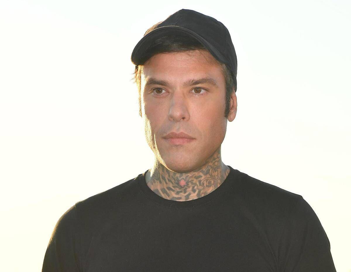 Fedez nei guai, la denuncia di due ragazzi: "Presi a pugni da un suo bodyguard per un selfie" - 
