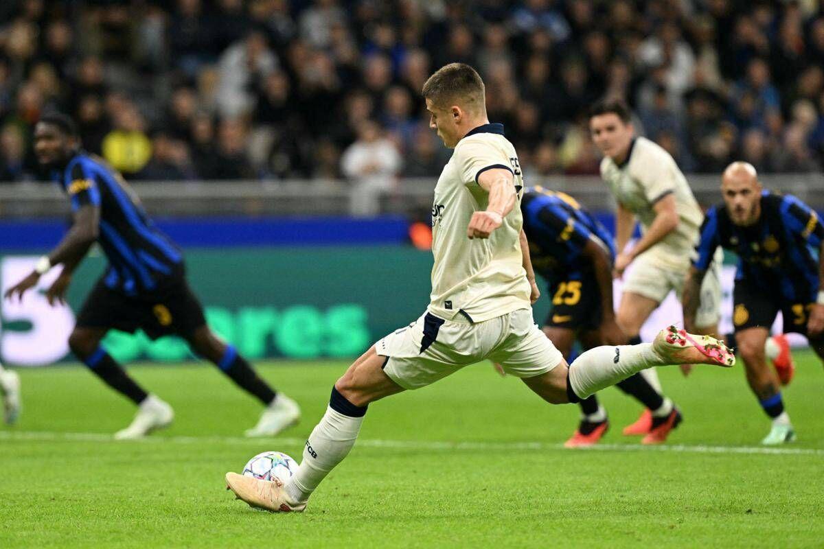 Calhanoglu causa un rigore, gol annullato a Lautaro: cos'è successo in Inter-Bruges - 