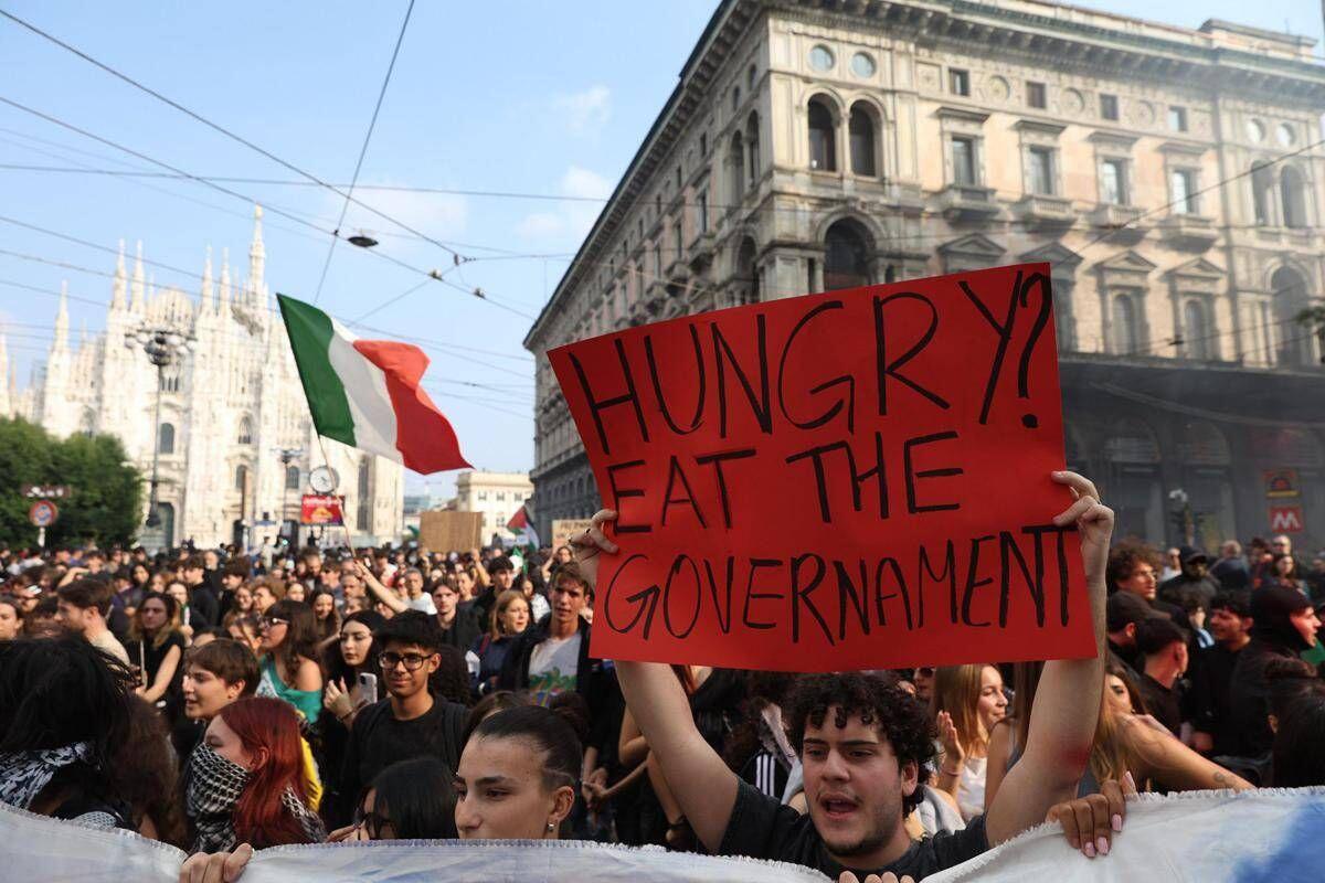 Milano, bottiglie e tavolini contro la polizia: corteo 'Italia in Piazza' spezzato in due, feriti - 