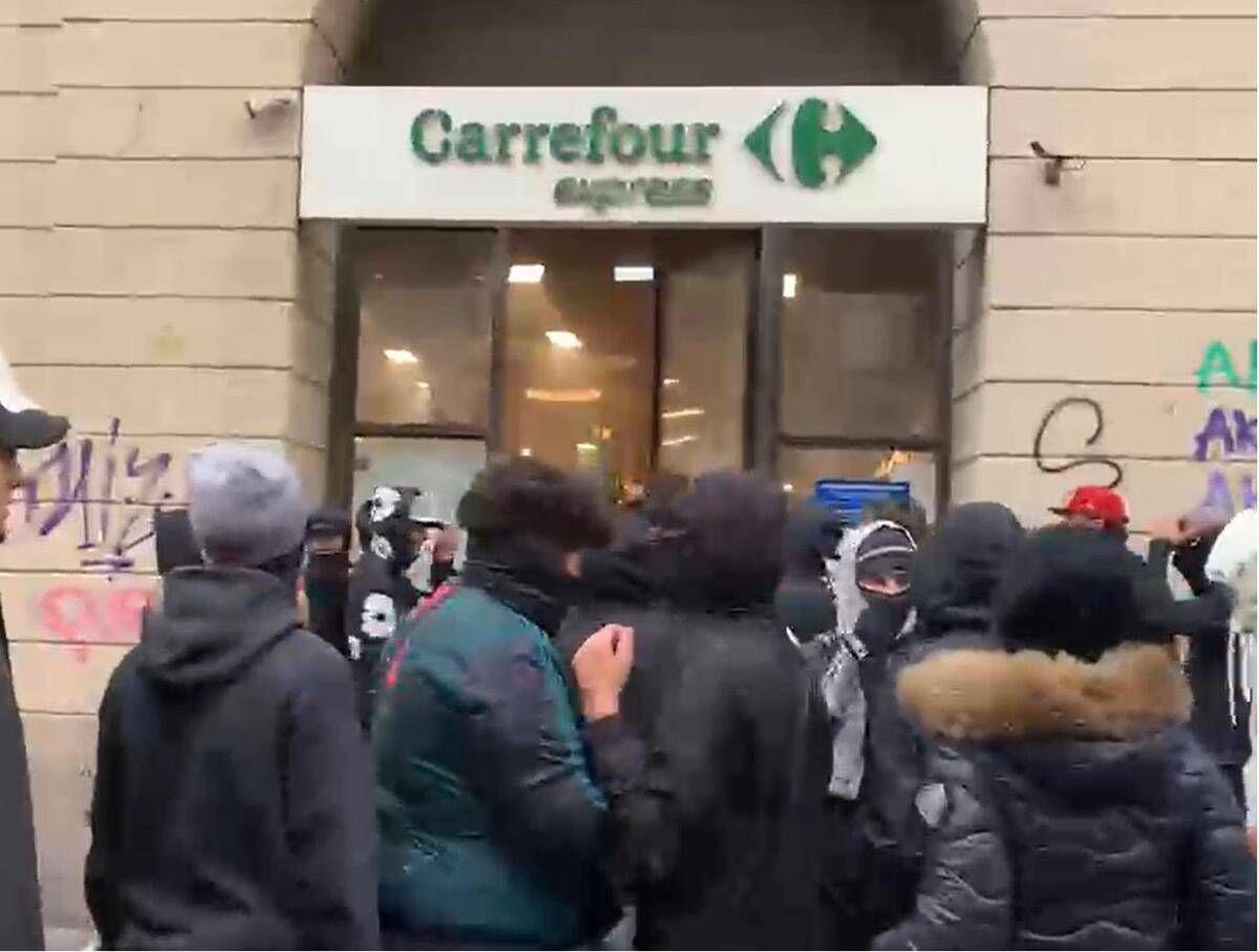 Milano, riparte la guerriglia in centro: giovani sfondano vetrine, saccheggiato un supermercato - 