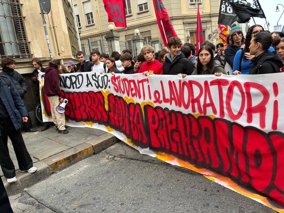 Torino, bidoni di letame rovesciati davanti al municipio prima del corteo per lo sciopero generale: il video - 