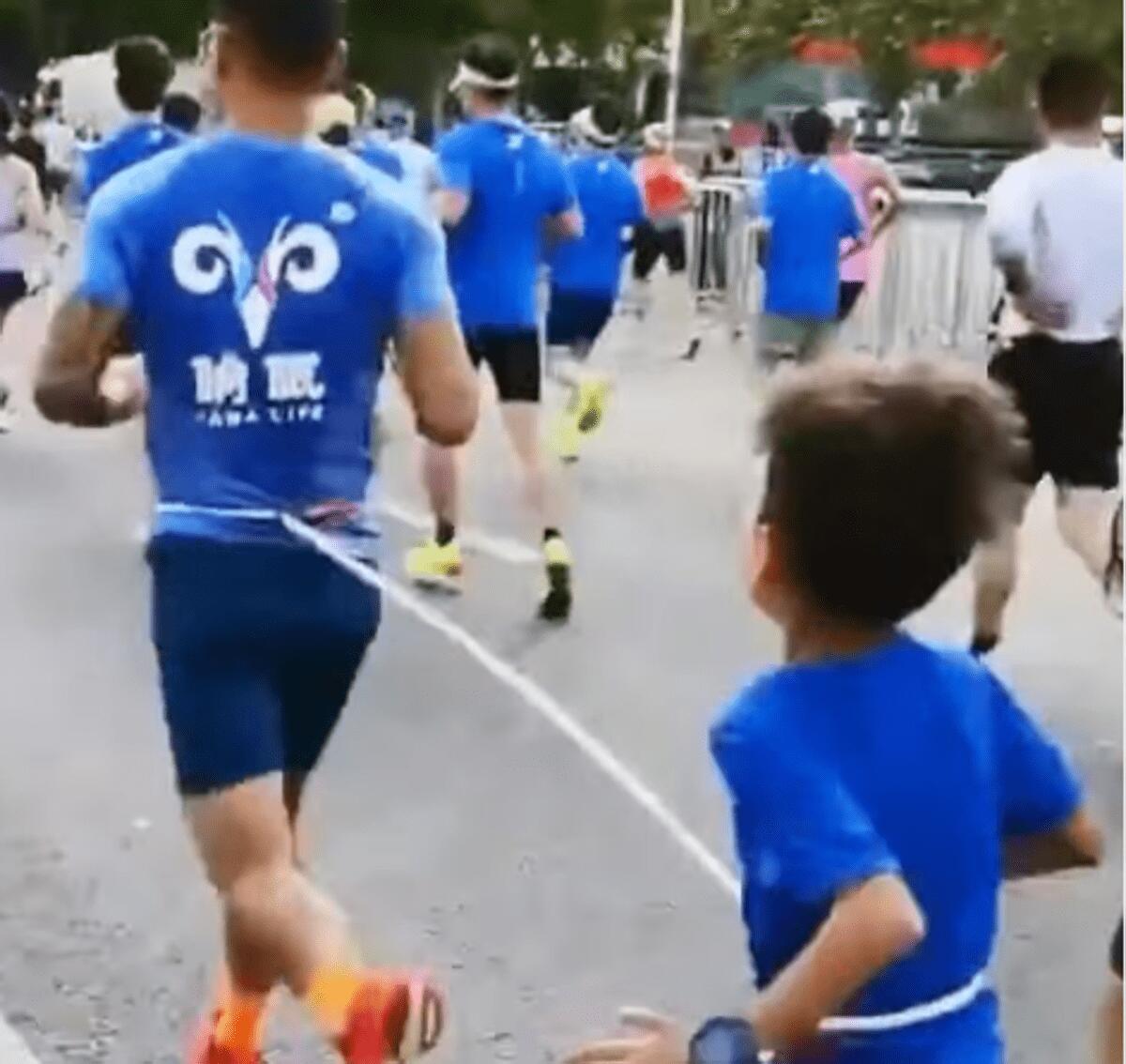 Bambino legato e costretto a correre una mezza maratona: runner squalificato tre anni - 