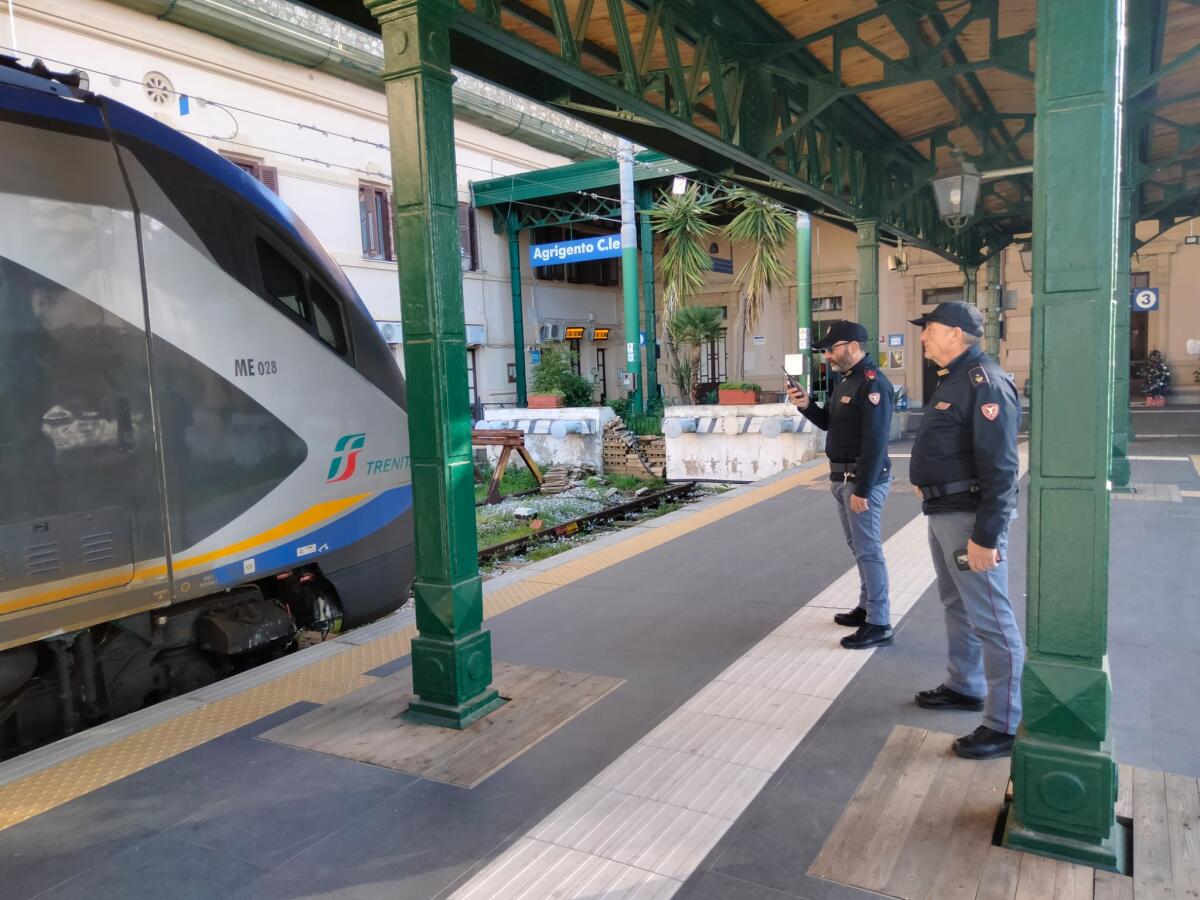 Agrigento, denunciato writer sorpreso a imbrattare un treno: sequestrate 26 bombolette - 