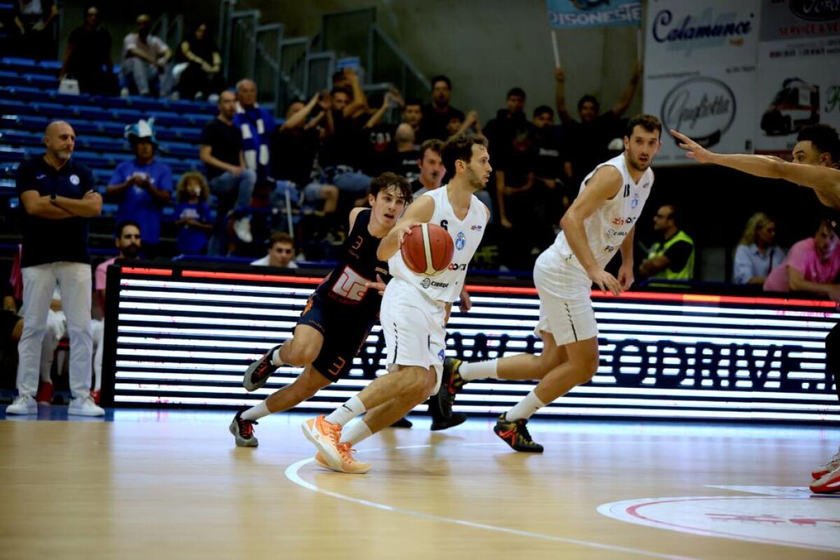 Infodrive Capo d’Orlando, spettacolo e carattere: 82-70 alla Sangiorgese - 