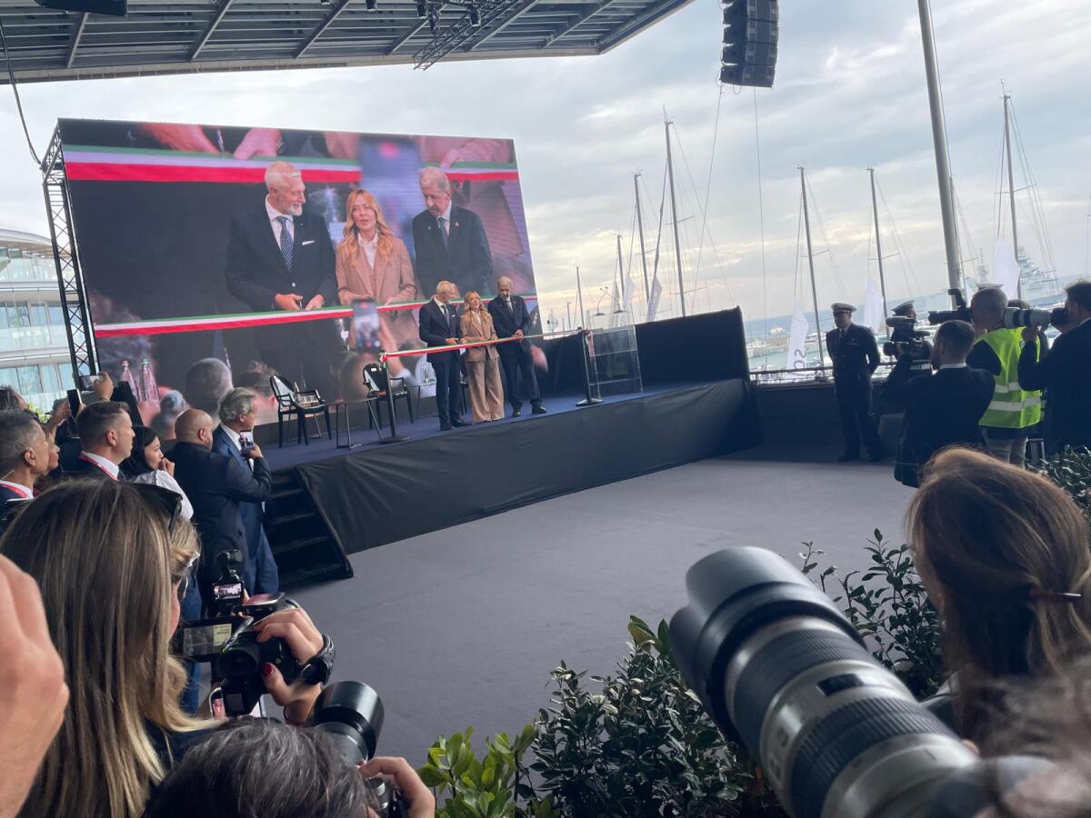 Genova, Meloni e la sindaca Salis: sorrisi pubblici ma polemica per l'assenza sul palco - 