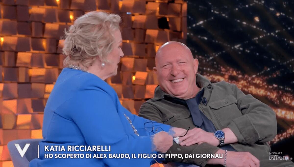 Alex Baudo, l'abbraccio con Katia Ricciarelli e il ricordo di papà Pippo: "Ho scoperto a 30 anni di essere suo figlio" - 