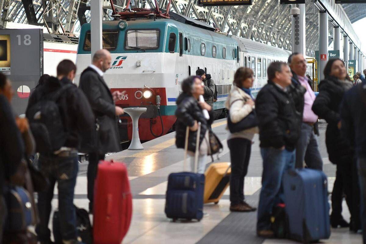 Scioperi a novembre, il calendario: tutte le date 'nere' del mese. Dagli aerei ai treni, dalla scuola al trasporto pubblico locale - 