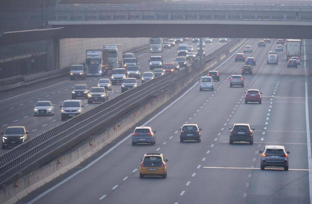 Caro carburanti, al via lo sciopero degli autotrasportatori nel Sud Italia: cosa sappiamo - 
