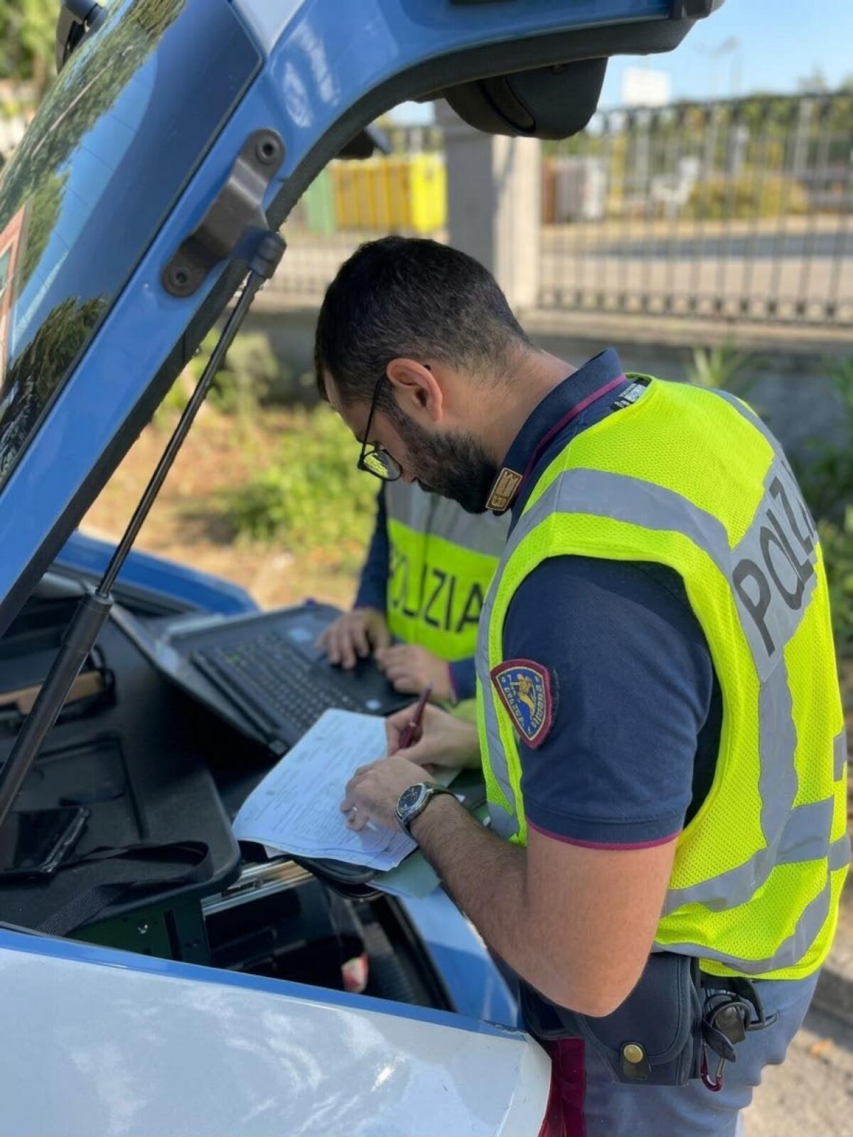 Catania: due minivan trasformati in scuolabus abusivi, patenti ritirate e mezzi sequestrati - 