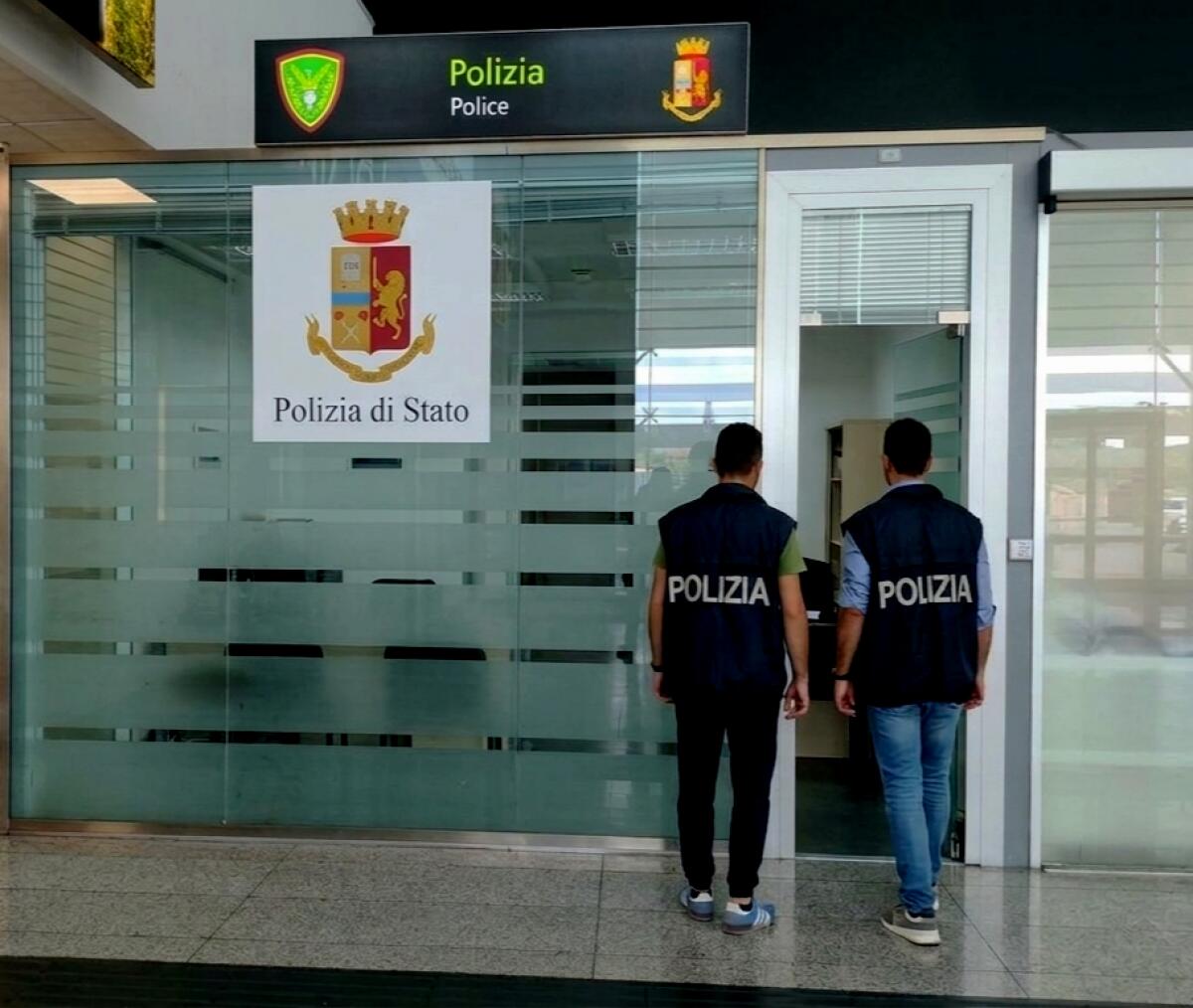 Polizia scopre finto sito di autonoleggio: tre denunciati per truffa online - 