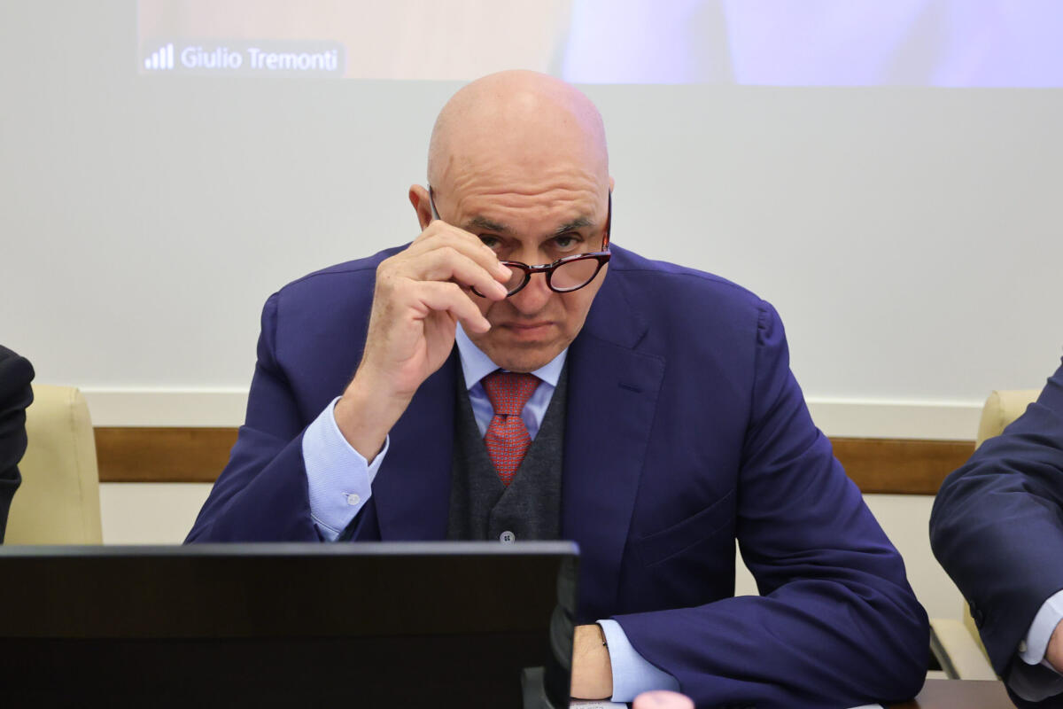 Crosetto smentisce «scontro» sulle armi: «C’è stata una riunione, lo 0,3% del Pil per la Difesa va bene» - 