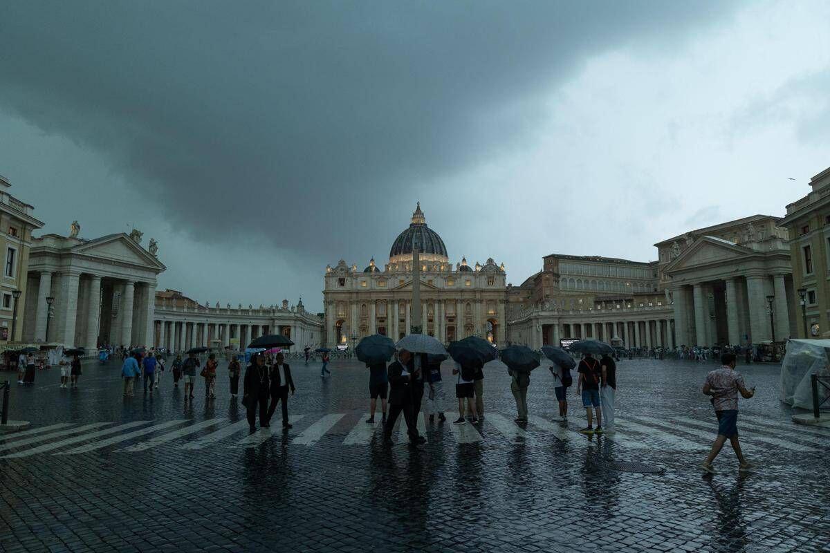 Meteo, arriva il maltempo: pioggia e temporali da Nord a Sud, poi torna il caldo - 