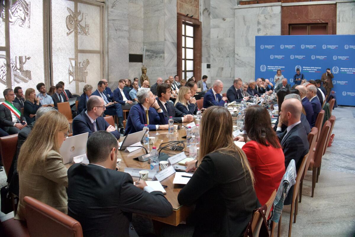 Electrolux ritira i licenziamenti: 1.250 uscite volontarie in 3 anni e 90 milioni di investimenti - 