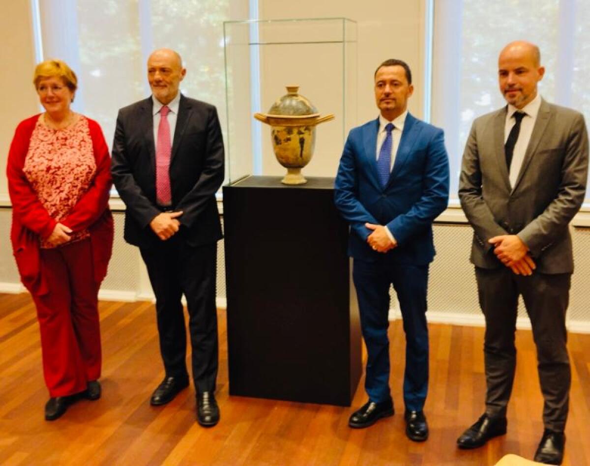 L’università di Amsterdam restituisce la Pisside centuripina: il vaso torna al museo di Centuripe - 