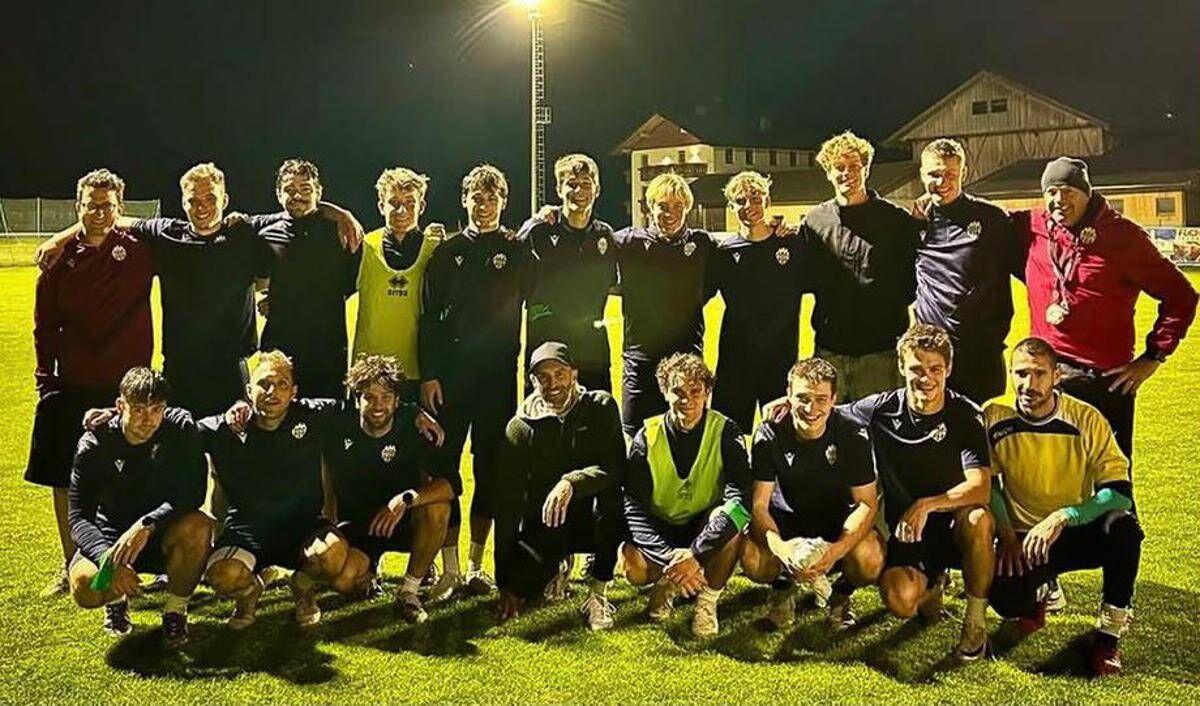 Sinner, ritorno a casa e visita alla squadra del paese (con foto di gruppo) - 