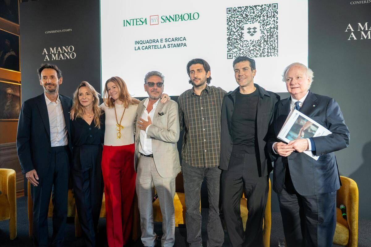 Intesa Sanpaolo, 'A mano a mano' la nuova campagna istituzionale con Sergio e Pietro Castellitto e la voce di Mina - 