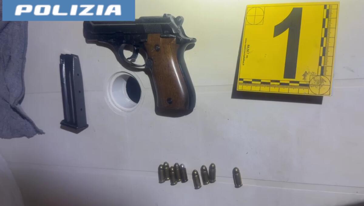 Catania, Villaggio Sant'Agata: sequestrata una pistola con matricola abrasa nelle aree comuni - 