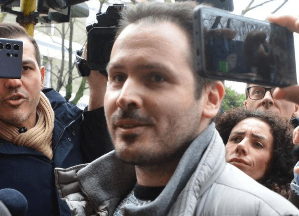 Garlasco, i consulenti di Sempio: "Il killer di Chiara Poggi indossa scarpe taglia 40. Impronta 33? Non è di Andrea" - 