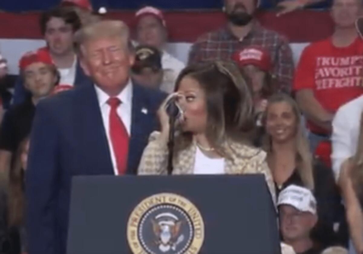 Donald Trump senza freni in Michigan, sul palco del comizio con lui Nicki Minaj: "Ha un lato B spettacolare" - 