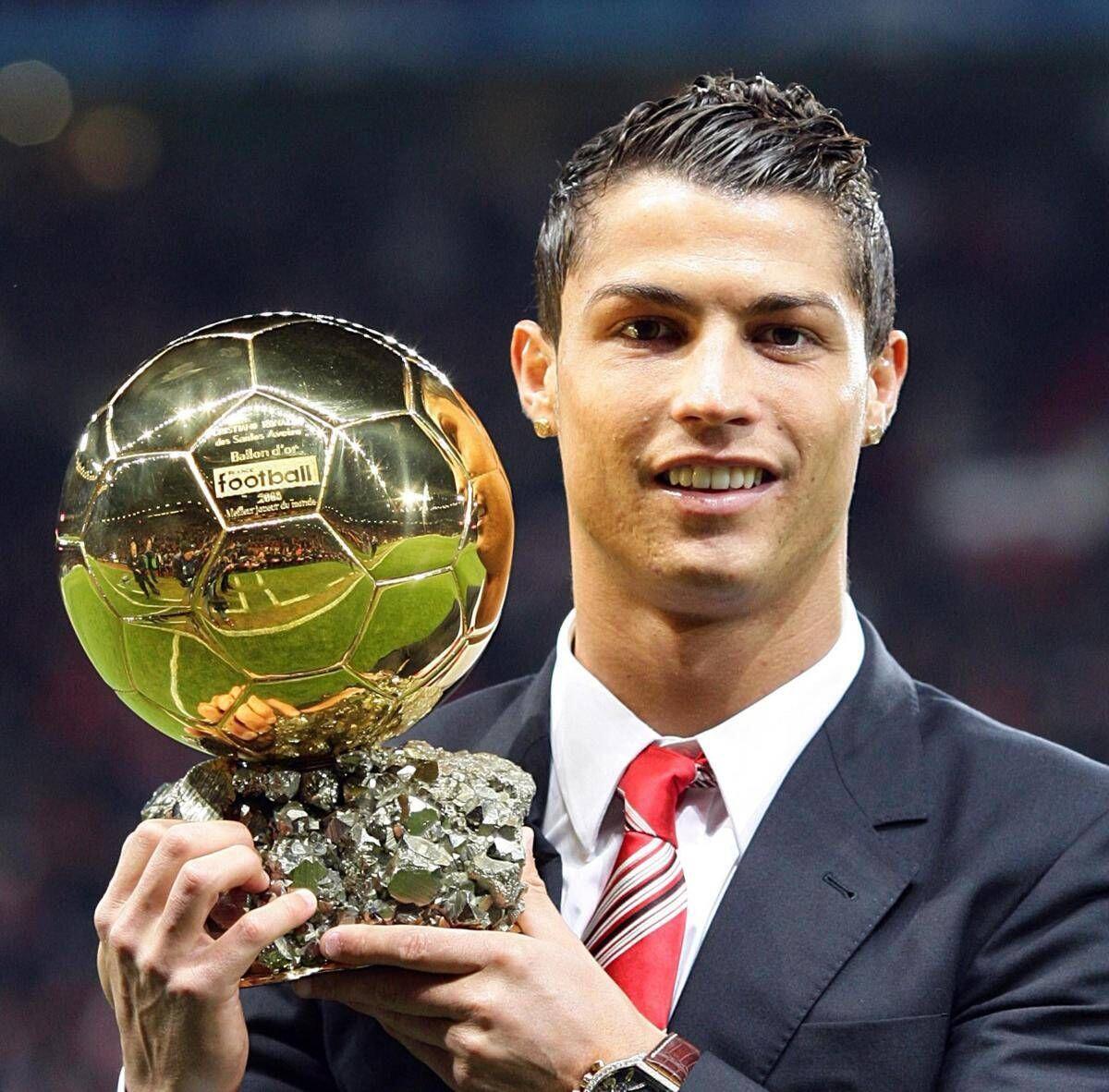 Cristiano Ronaldo batte Messi, è suo il Pallone d'Oro di tutti i tempi. Poi sui social: "Il calcio è dei tifosi!" - 