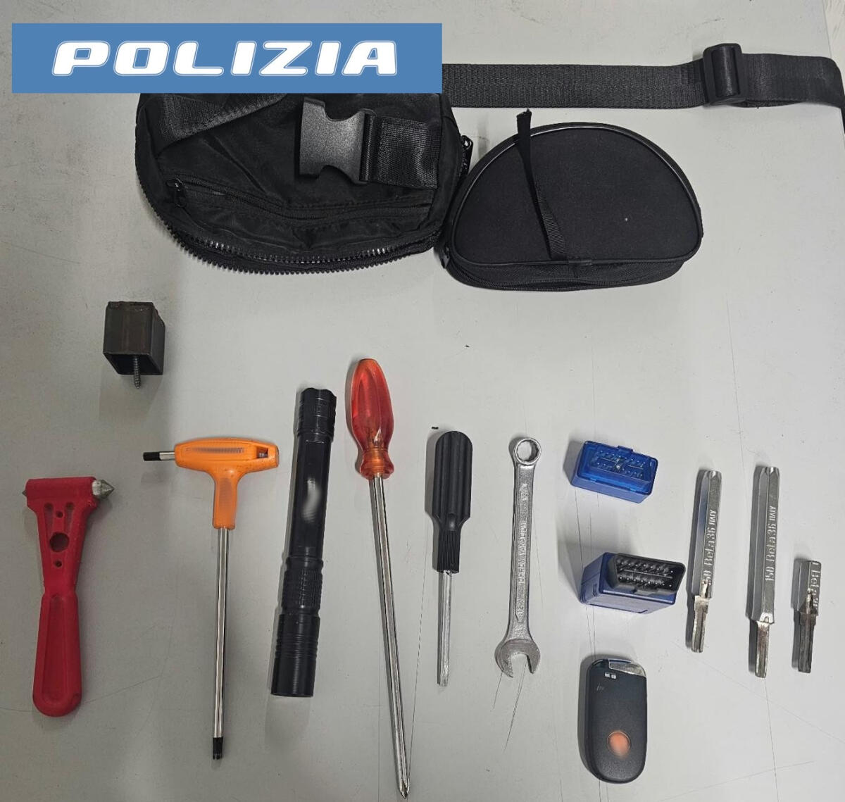 Catania, fermati tre con «arsenale» per scassinare auto: sequestrati OBD e grimaldelli - 