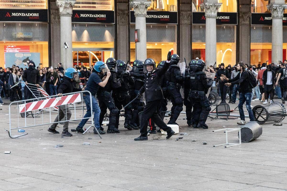 Guerriglia a Milano, ai domiciliari uno dei maggiorenni arrestati per scontri e altri quattro in carcere: la decisione del Gip - 