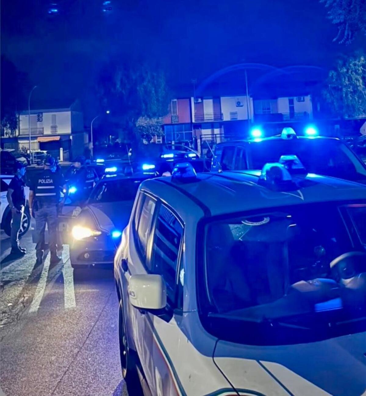Blitz della Polizia a San Giovanni Galermo: arrestati due pusher in un edificio trasformato in piazza di spaccio - 