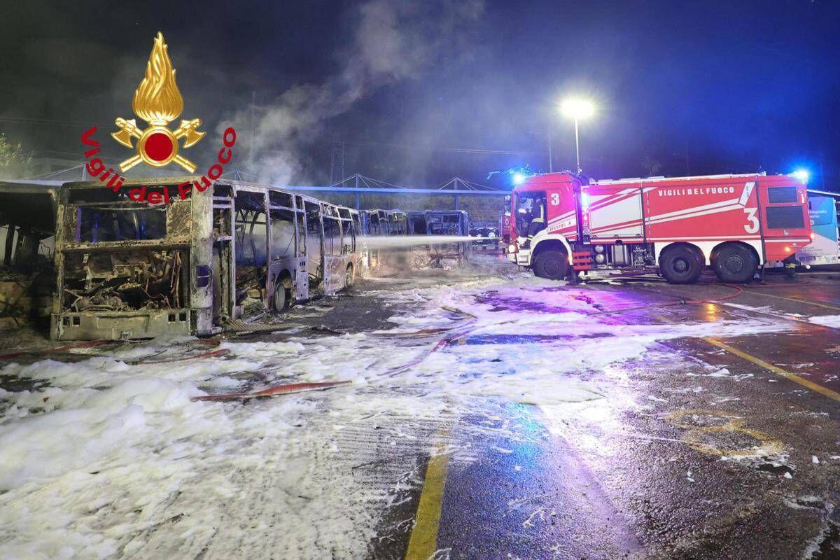 Firenze, incendio in deposito Autolinee Toscane: 12 bus distrutti e 7 danneggiati - 