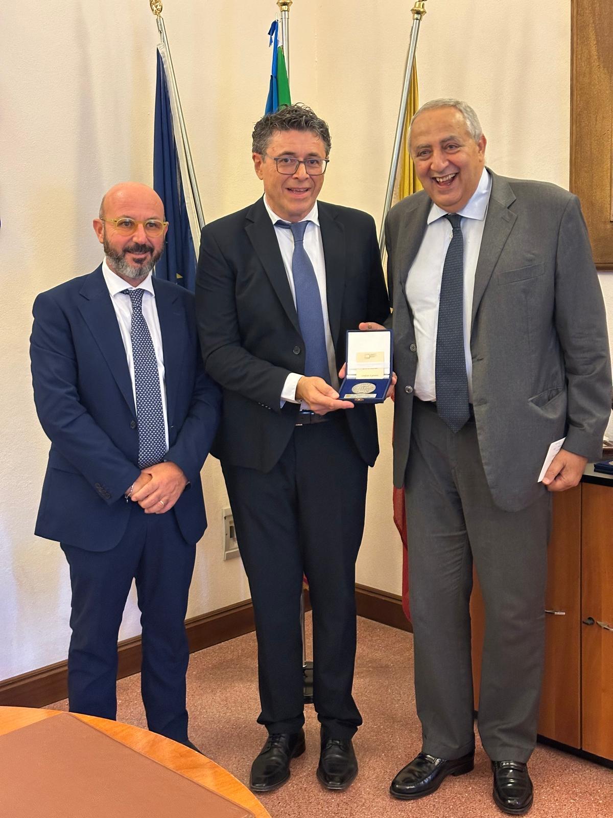 Palermo riconosce il dirigente Massimo Valentino per l'impegno allo ZEN2 - 