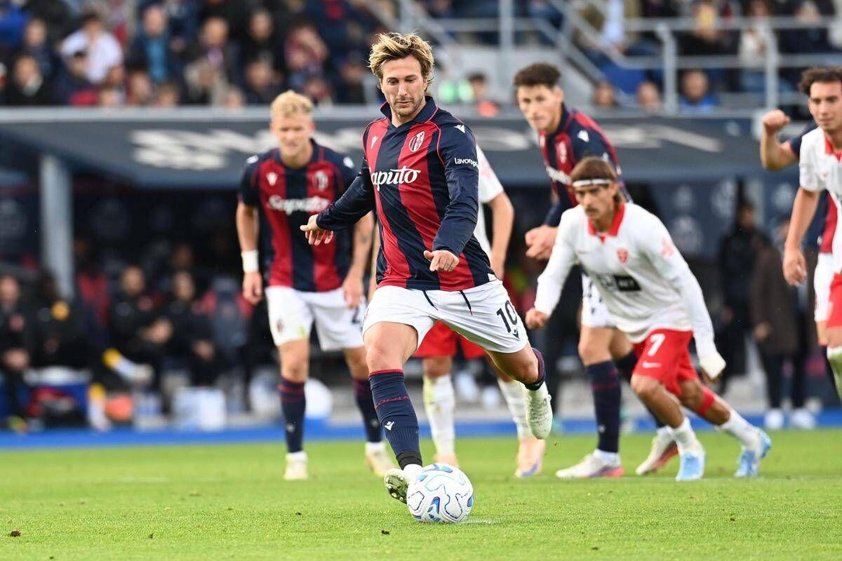 Serie A, il Bologna vince 2-1 in rimonta sul Monza: Pobega e Bernardeschi su rigore stendono i brianzoli - 