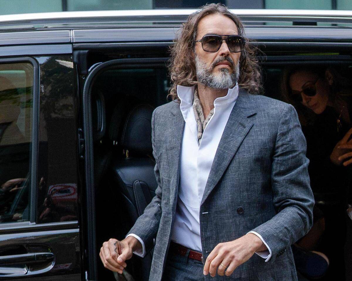 "Spietato e calcolatore con un insaziabile appetito sessuale": le durissime accuse in tribunale a Russell Brand - 