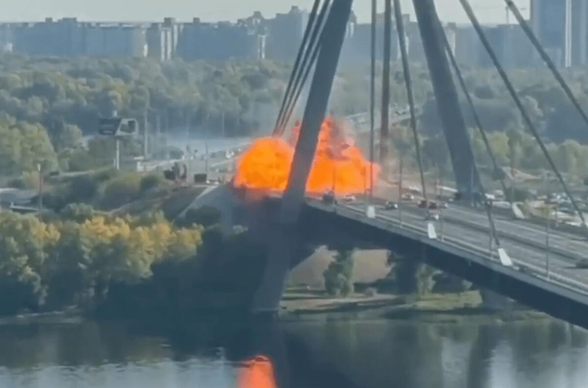 Ucraina, colpito ponte a Kiev nel giorno della visita di Merz. Il cancelliere: "In futuro macchina guerra Russia contro di noi" - 
